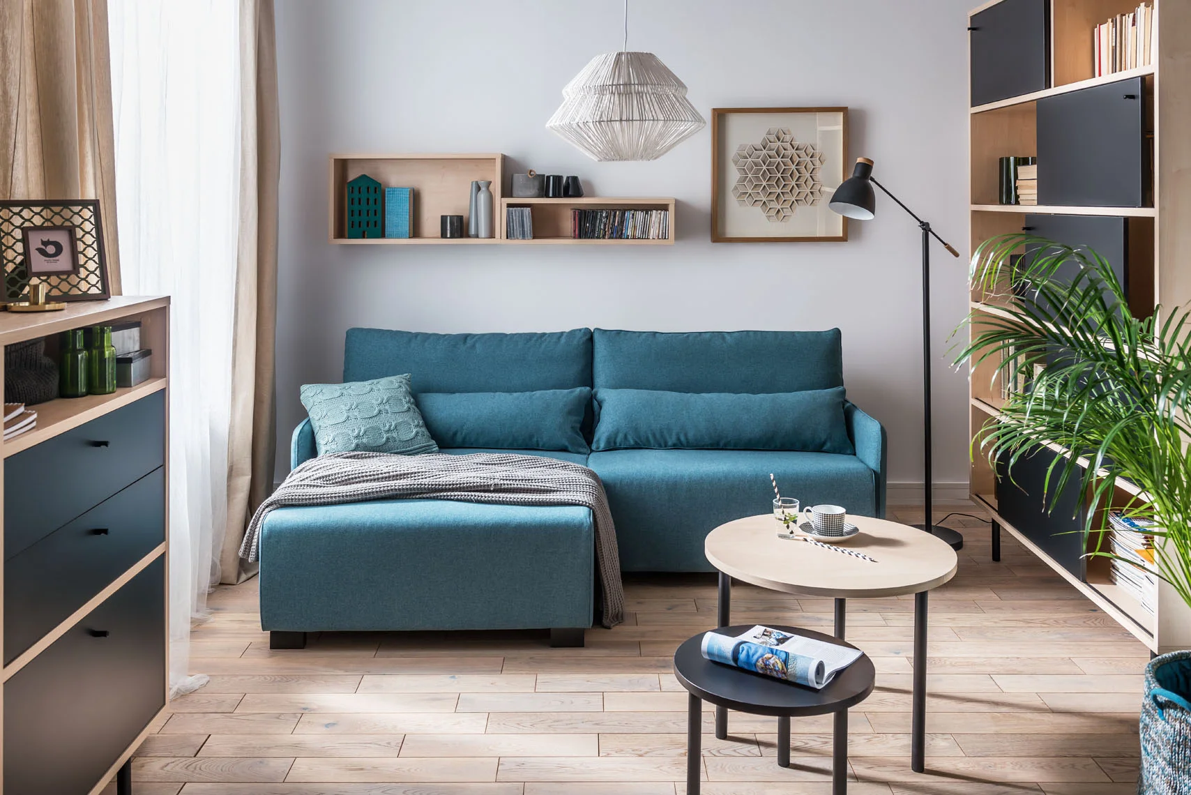 Kompaktowy turkusowy narożnik w minimalistycznym salonie.